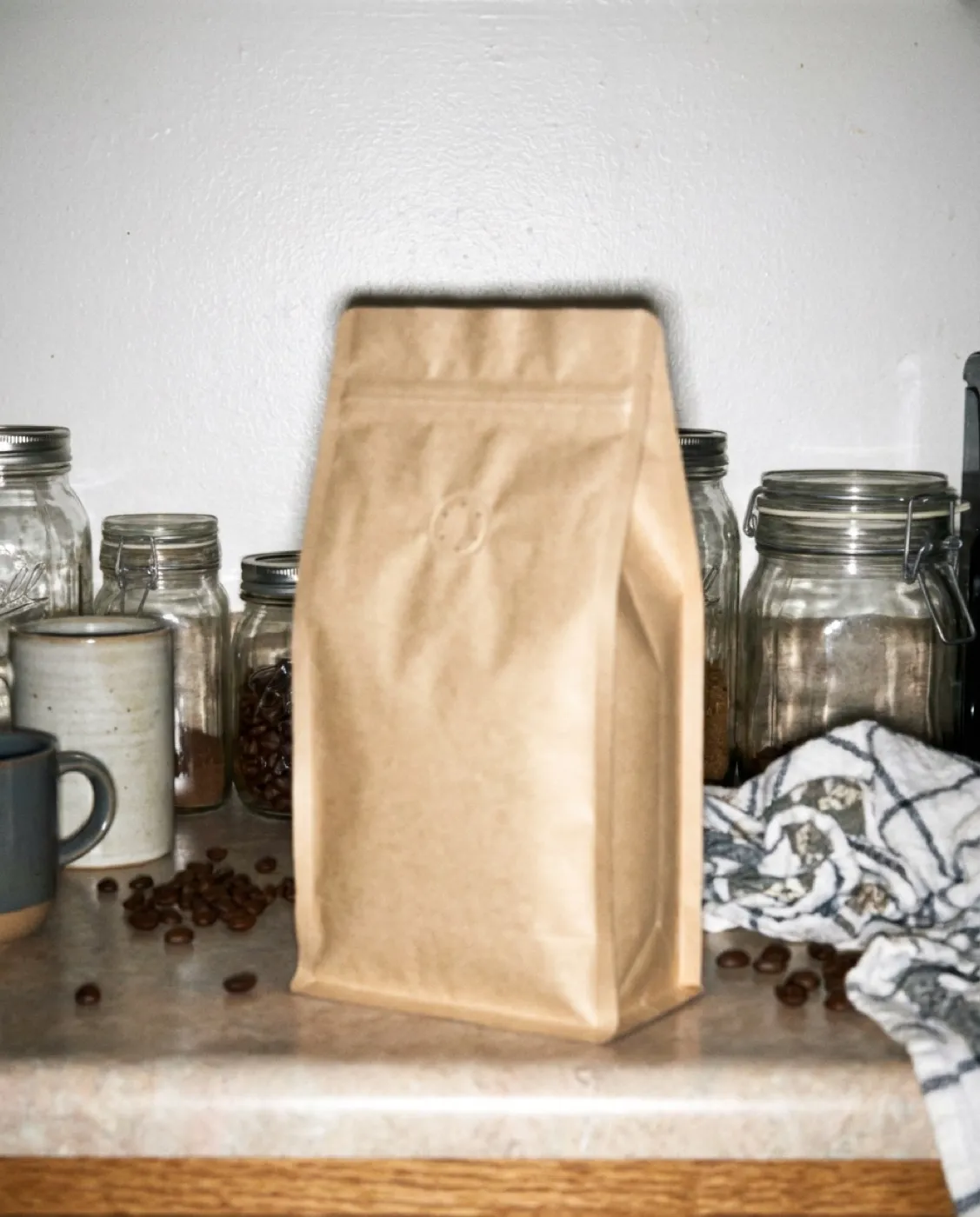 Kaffeeverpackung als Handyfoto auf vollem Küchenregal (vorher)