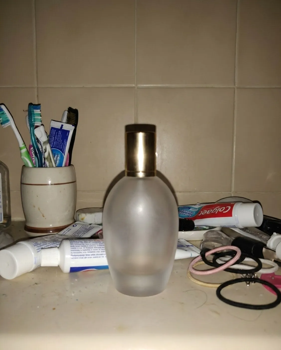 Parfümflakon als Handyfoto auf voller Badezimmer-Ablage (vorher)