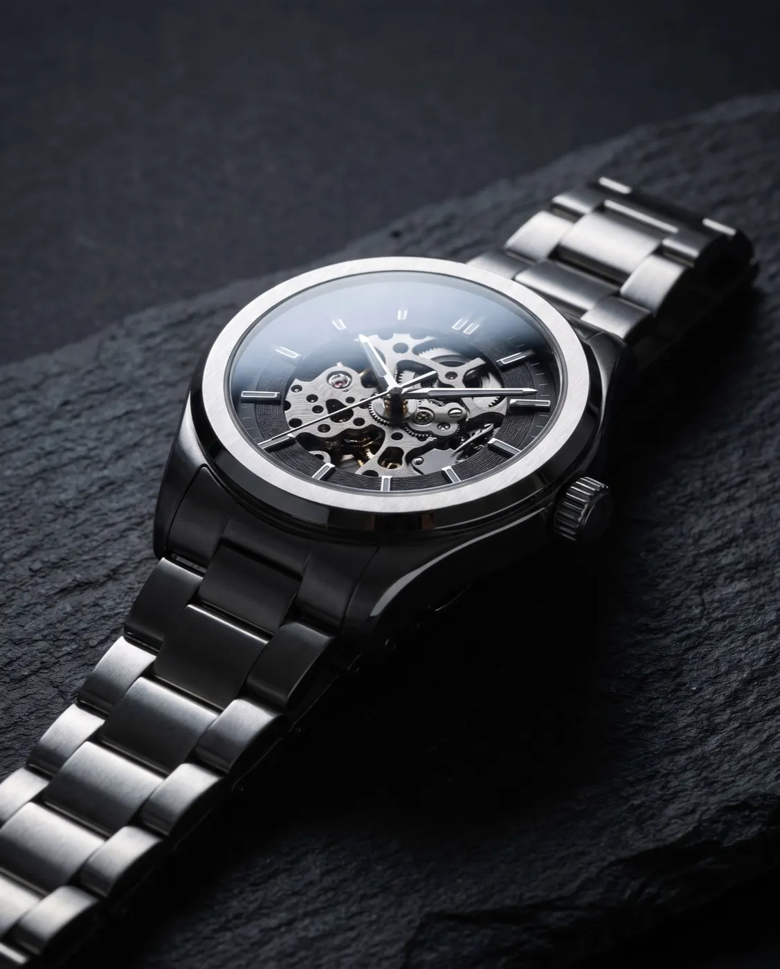 Dieselbe Armbanduhr als Studio-Produktfoto auf Schiefer (nachher)